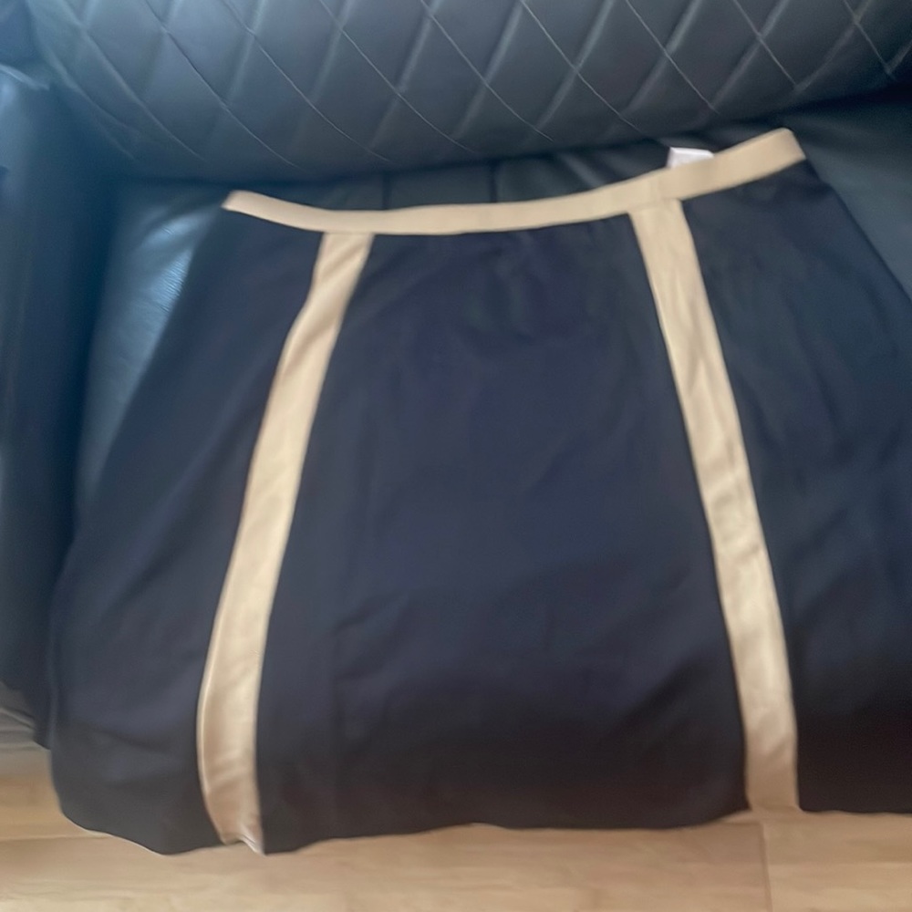 Black and tan A-Line skirt. Size 3XL, mid calf length.